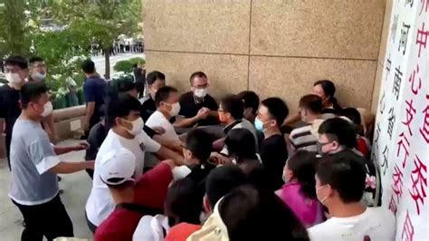 Chinese bank fraud protest turns violent after police step in